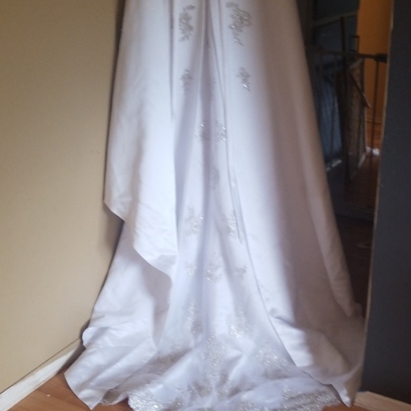 A line wearing dress - Picture 7 of 8